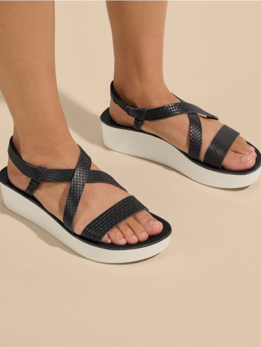 Olukai Ōnohi Strappy Platform Wedge Sandals Black Leather Coastal Chic
Size 10